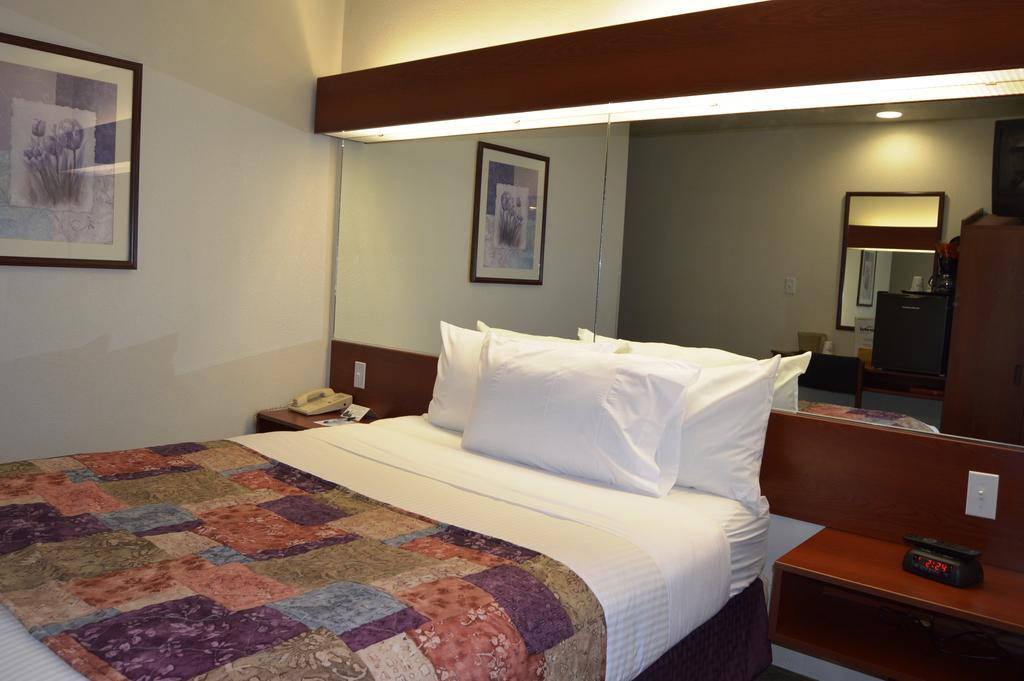 Microtel Inn And Suites By Wyndham Miami Ok Habitación foto