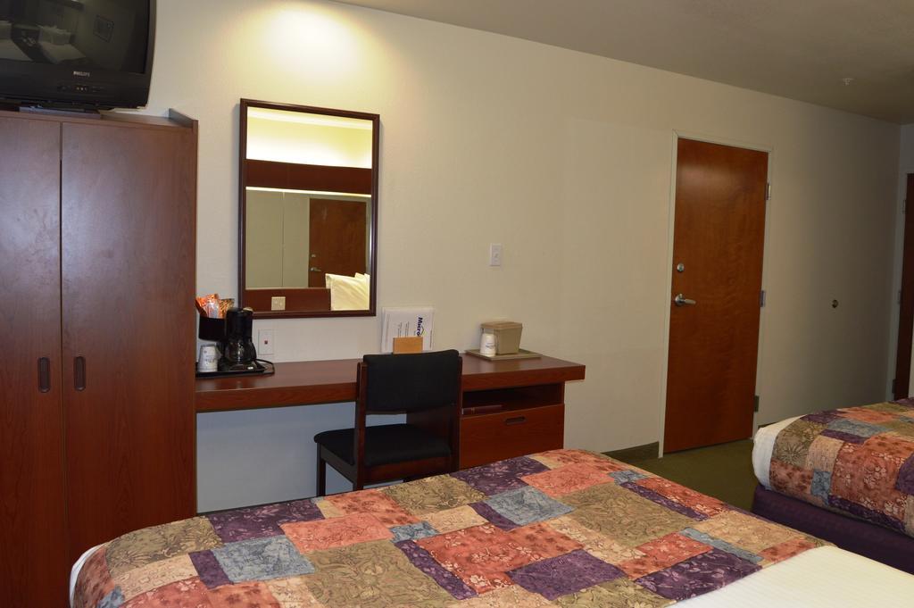 Microtel Inn And Suites By Wyndham Miami Ok Habitación foto
